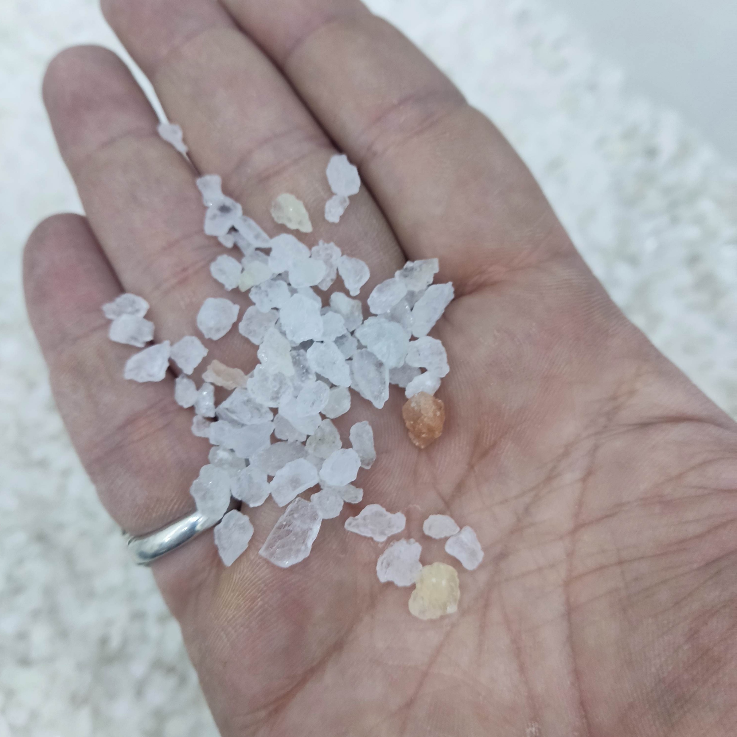 میکس۳ نوع نمک( دلنمک کریستال ۷۵٪  صورتی ۲۰٪  نمک خاکستری ۵٪ ) سایز گرانول